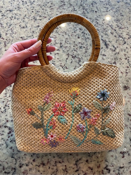 Handbags - Woven Straw Tote with Embroidered and beaded Floral Design - Beige